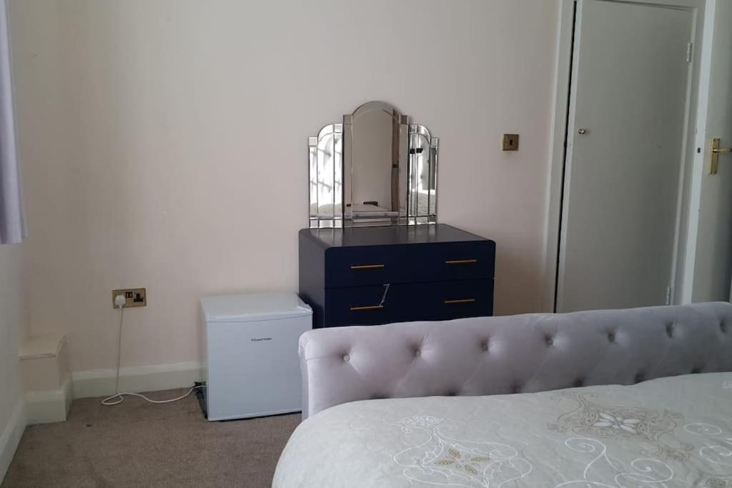 Master With King Size Bed. * Londres