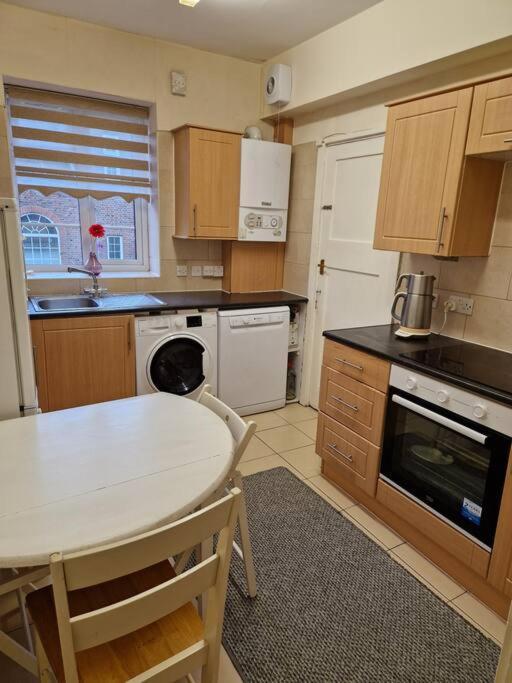 Master With King Size Bed. Appartement Londres