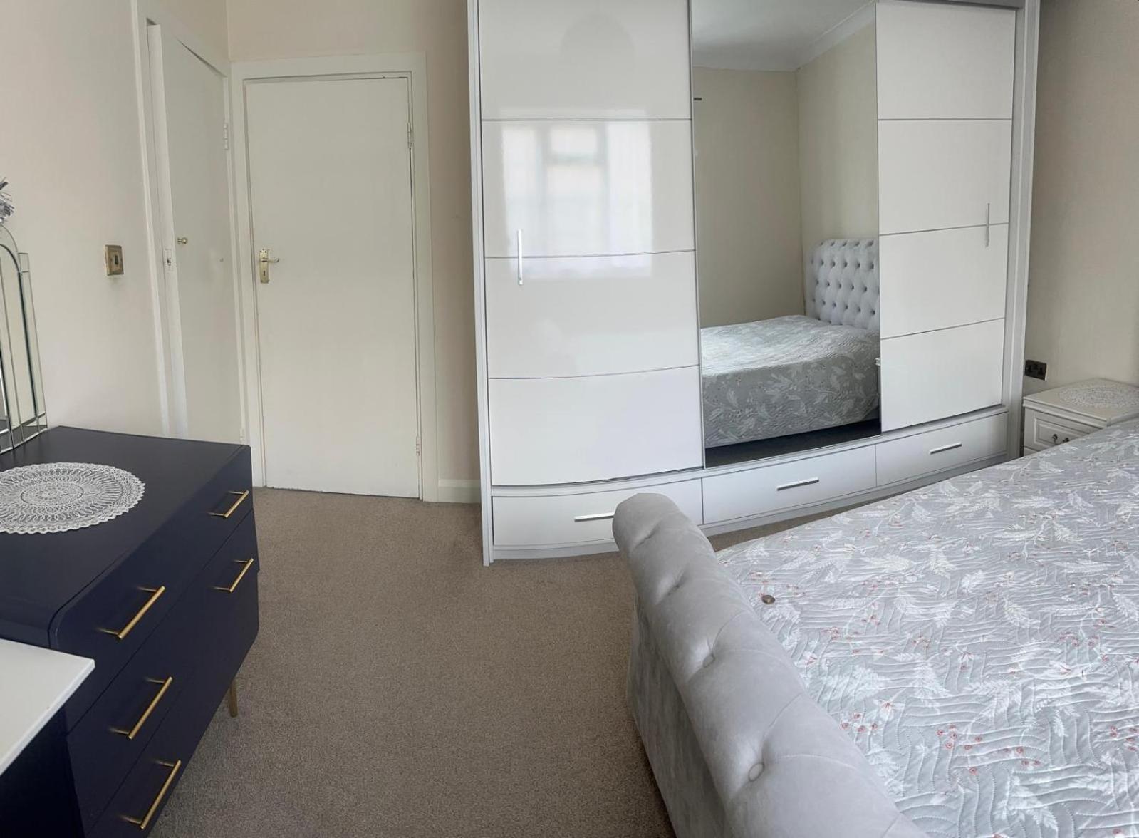 Master With King Size Bed. Appartement Londres