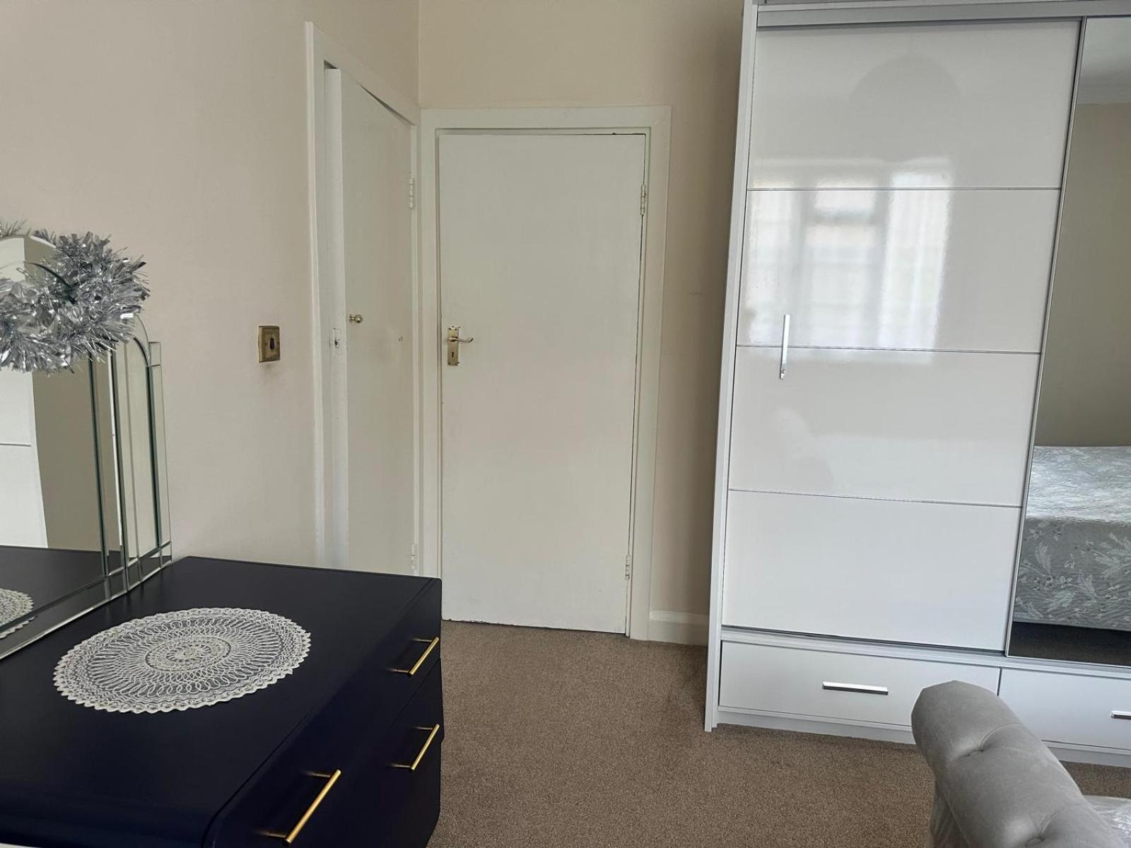 Master With King Size Bed. Appartement